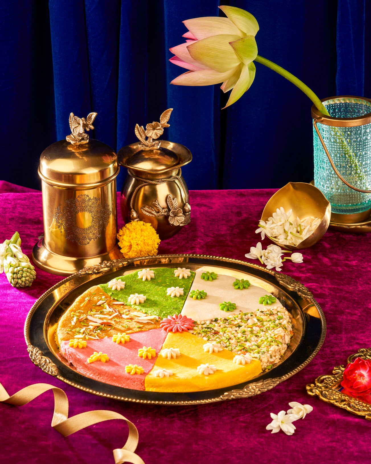 LUXURY GOLD PLATED ROUND GREEK PLATER FULL OF DRY FRUITS CAKE.