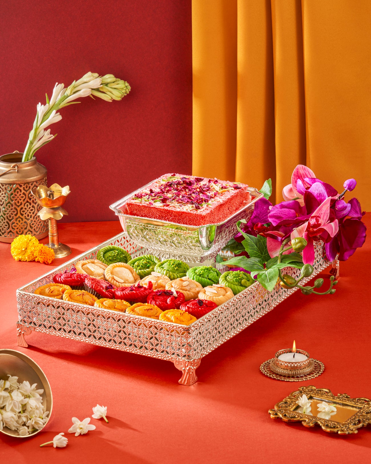 LUXURY SUPER EMBOSSED MIRROR TRAY FILL WITH ROSE GHEWAR IN SQUARE BOWL