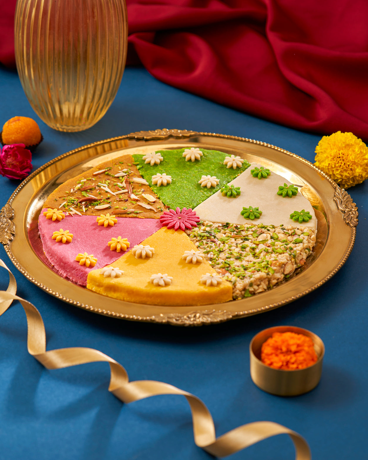 LUXURY GOLD PLATED ROUND GREEK PLATER FULL OF DRY FRUITS CAKE.